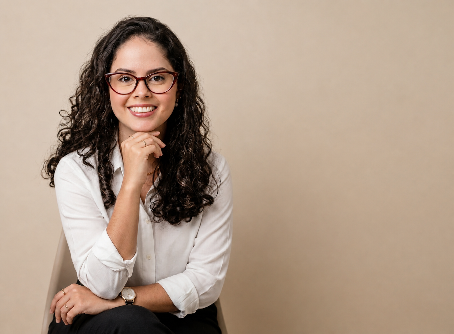 Psicóloga Bruna Lacerda sorrindo em ambiente profissional